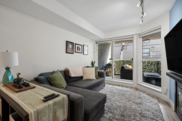 208 - 988 21st Avenue W