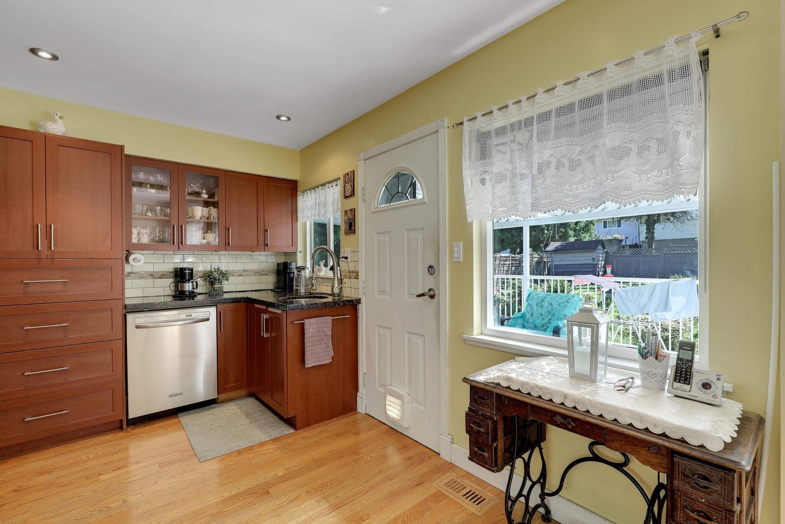 Listing Image 4