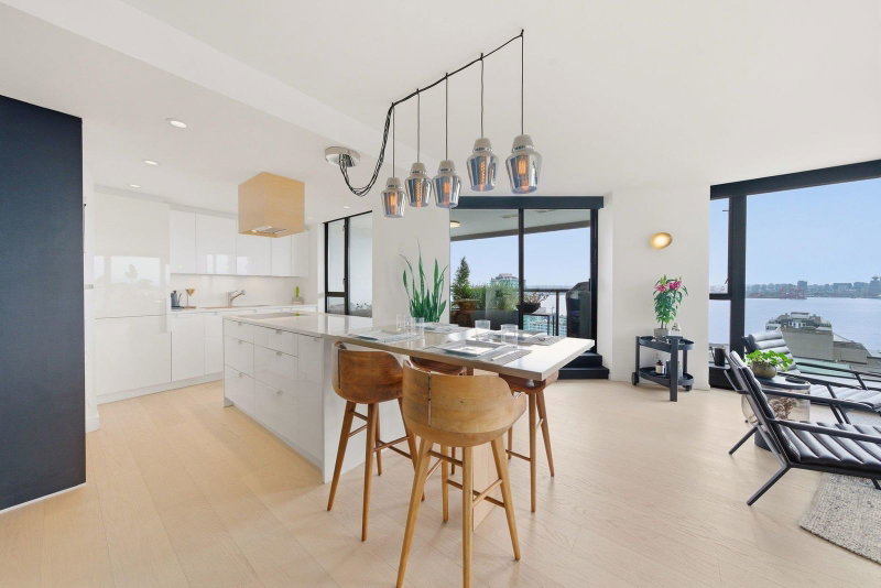 1702 - 120 2nd Street W
