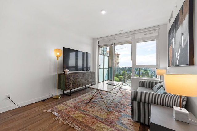 1712 - 10448 University Drive