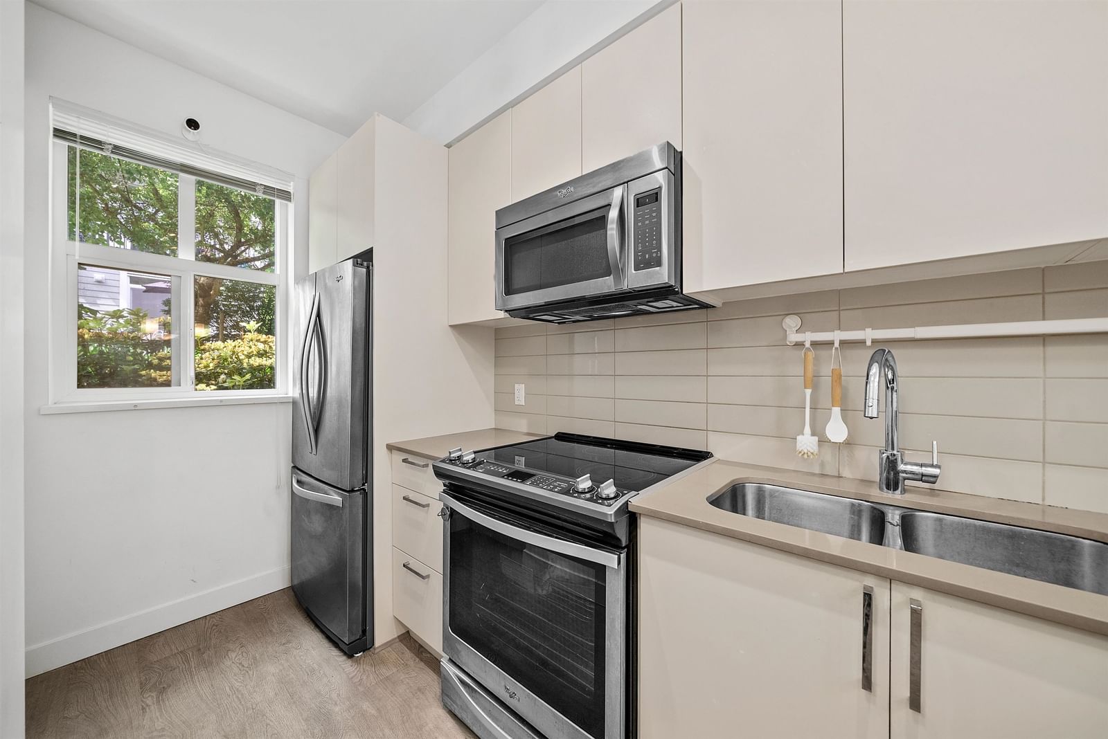 Listing Image 10