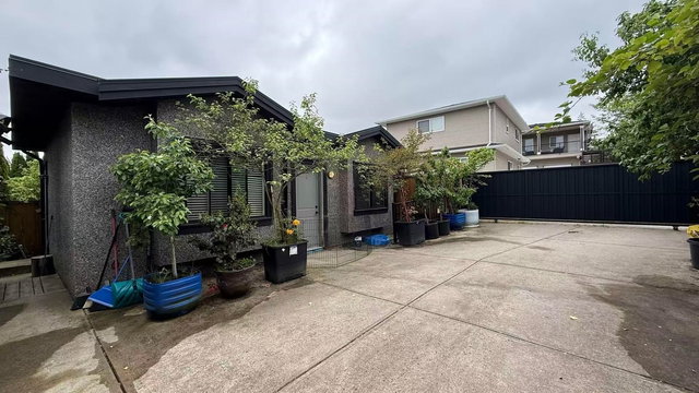 Laneway - 7835 1st Street