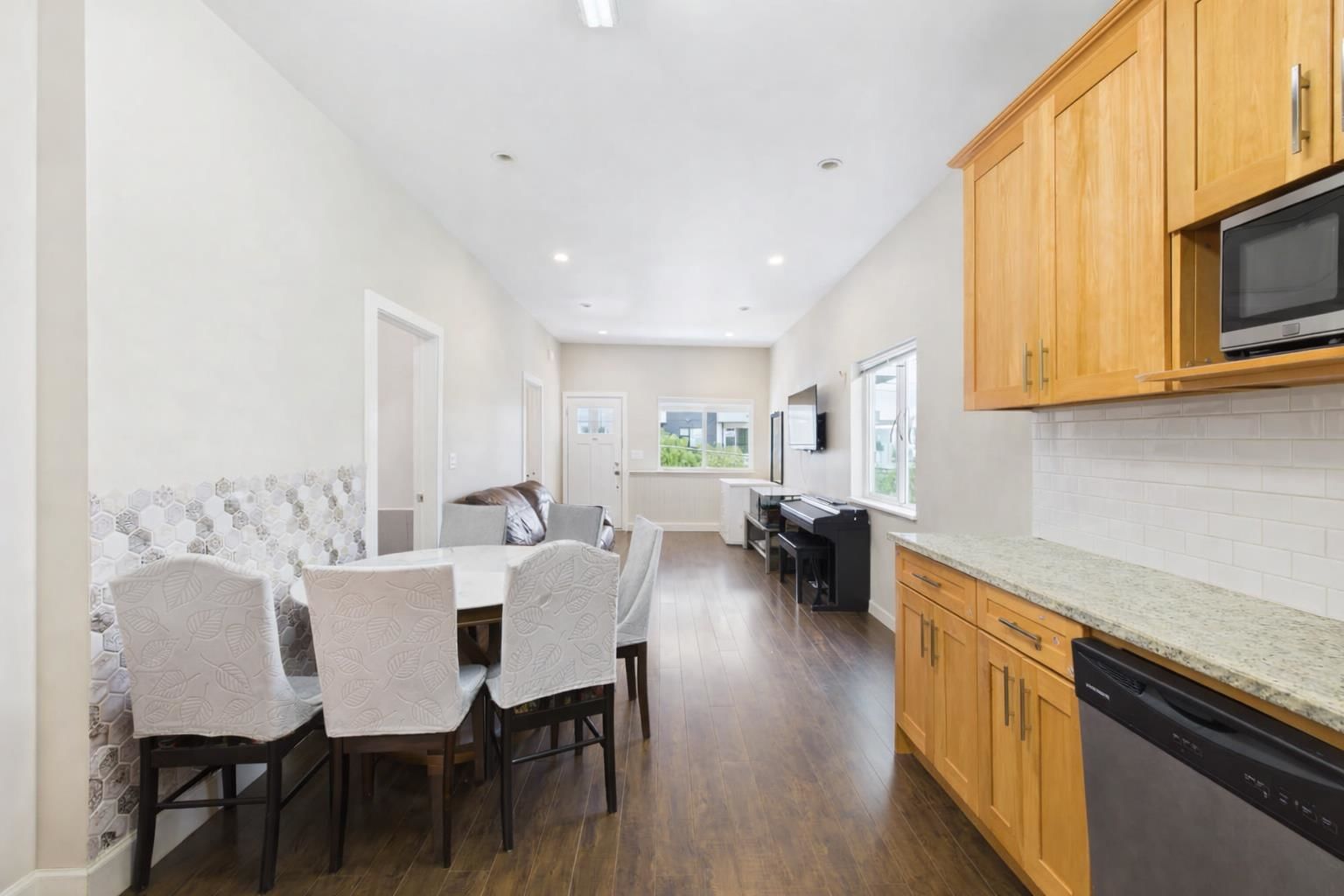 Listing Image 10