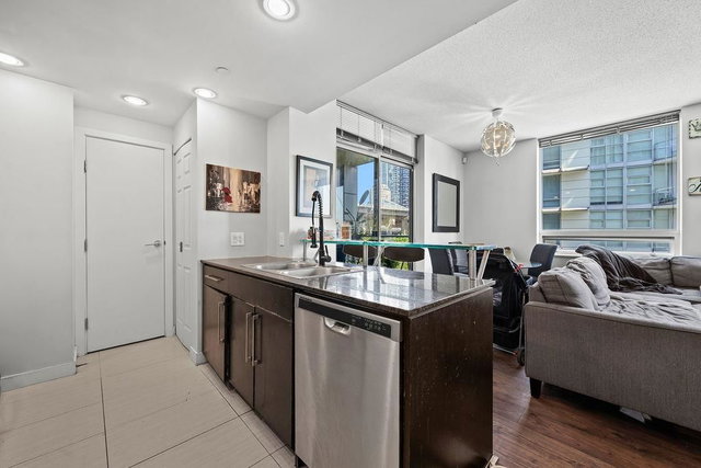 806 - 633 Kinghorne Mews