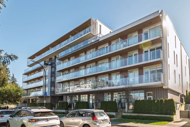 202 - 528 King Edward Avenue W