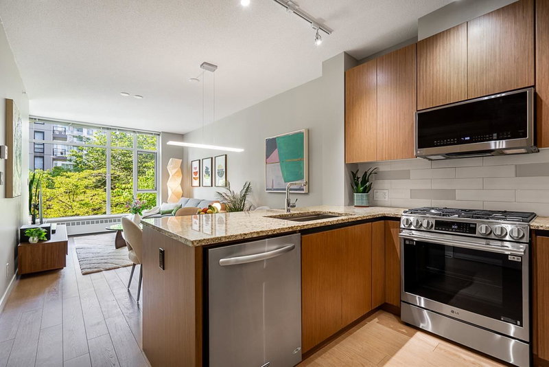 202 - 135 2nd Street W