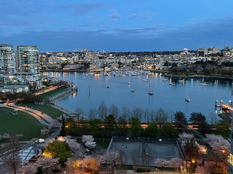2002 - 1408 Strathmore Mews