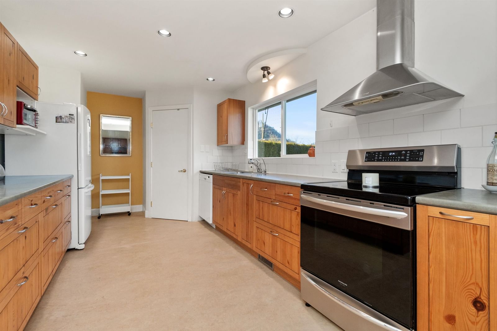 Listing Image 12