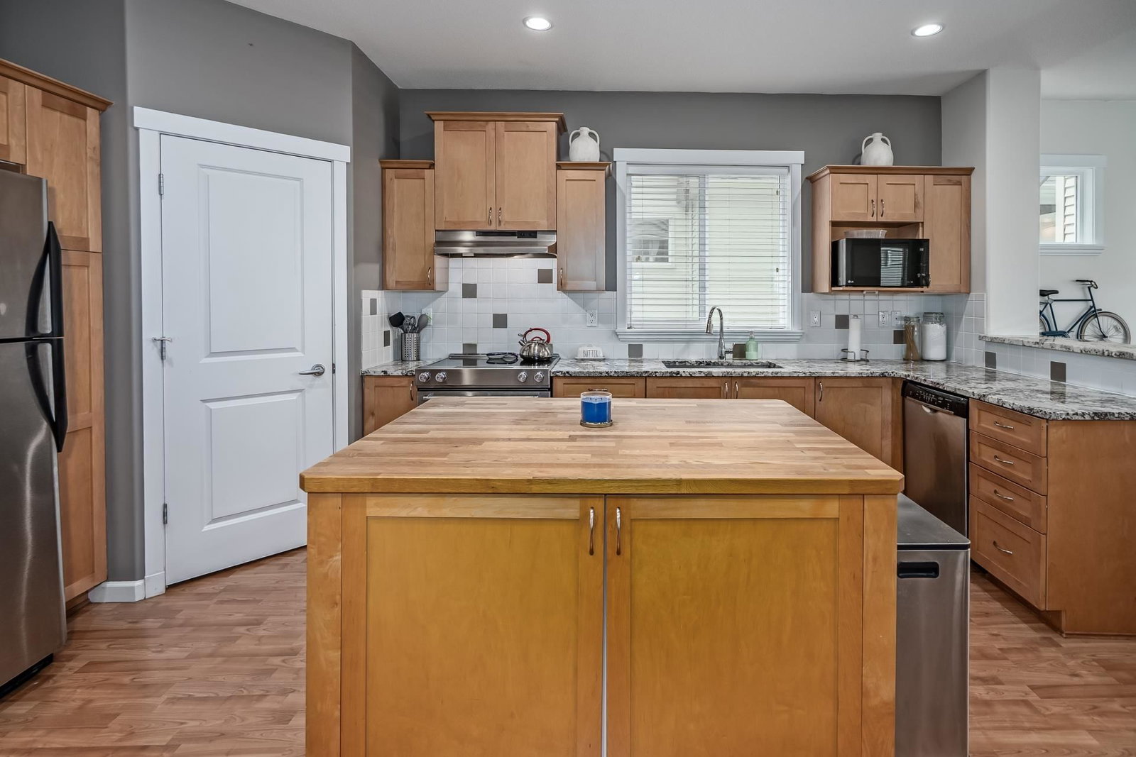 Listing Image 11