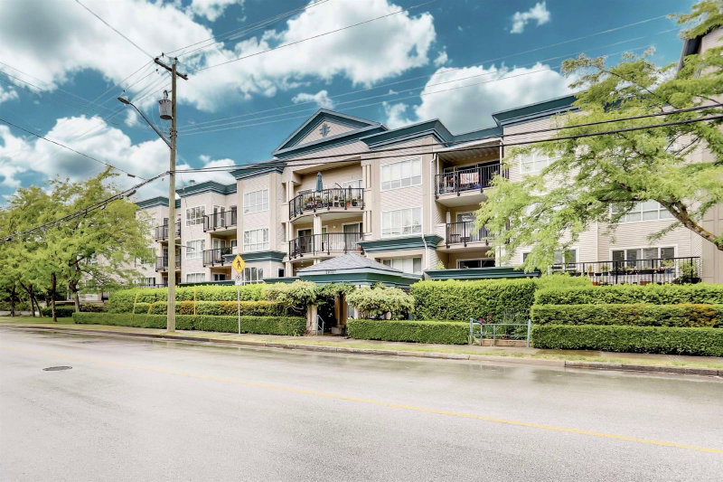 302 - 20727 Douglas Crescent