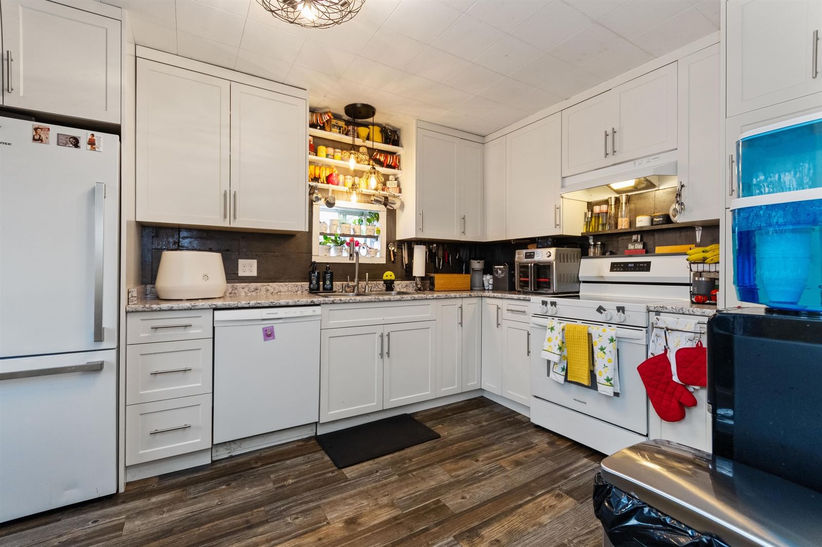 Listing Image 12