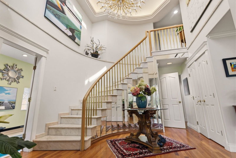 2541 Marine Drive