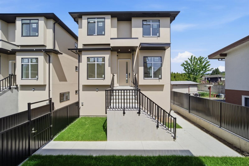4 - 6885 Aubrey Street