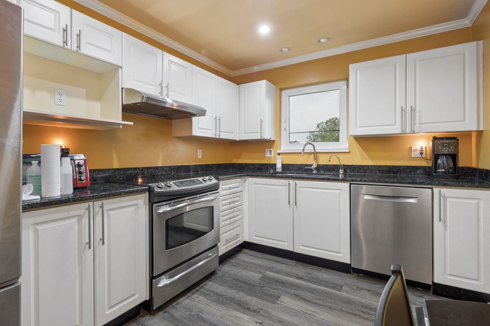 Listing Image 11