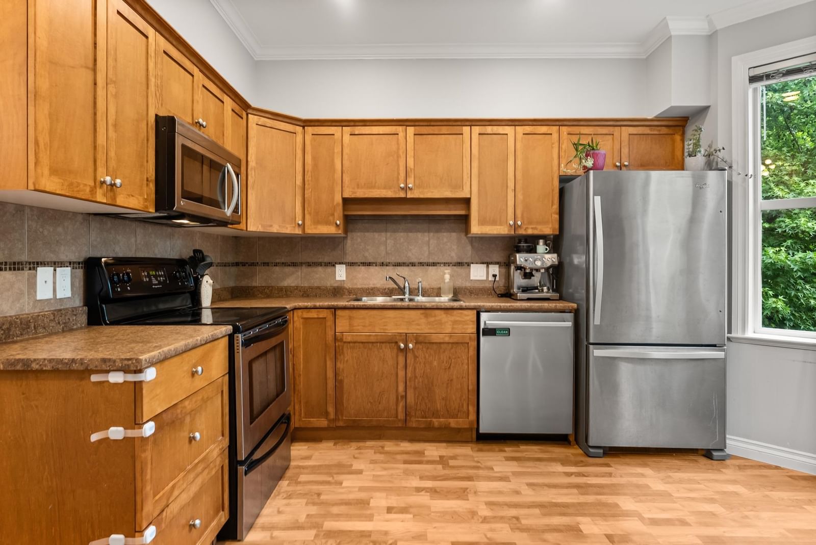 Listing Image 4