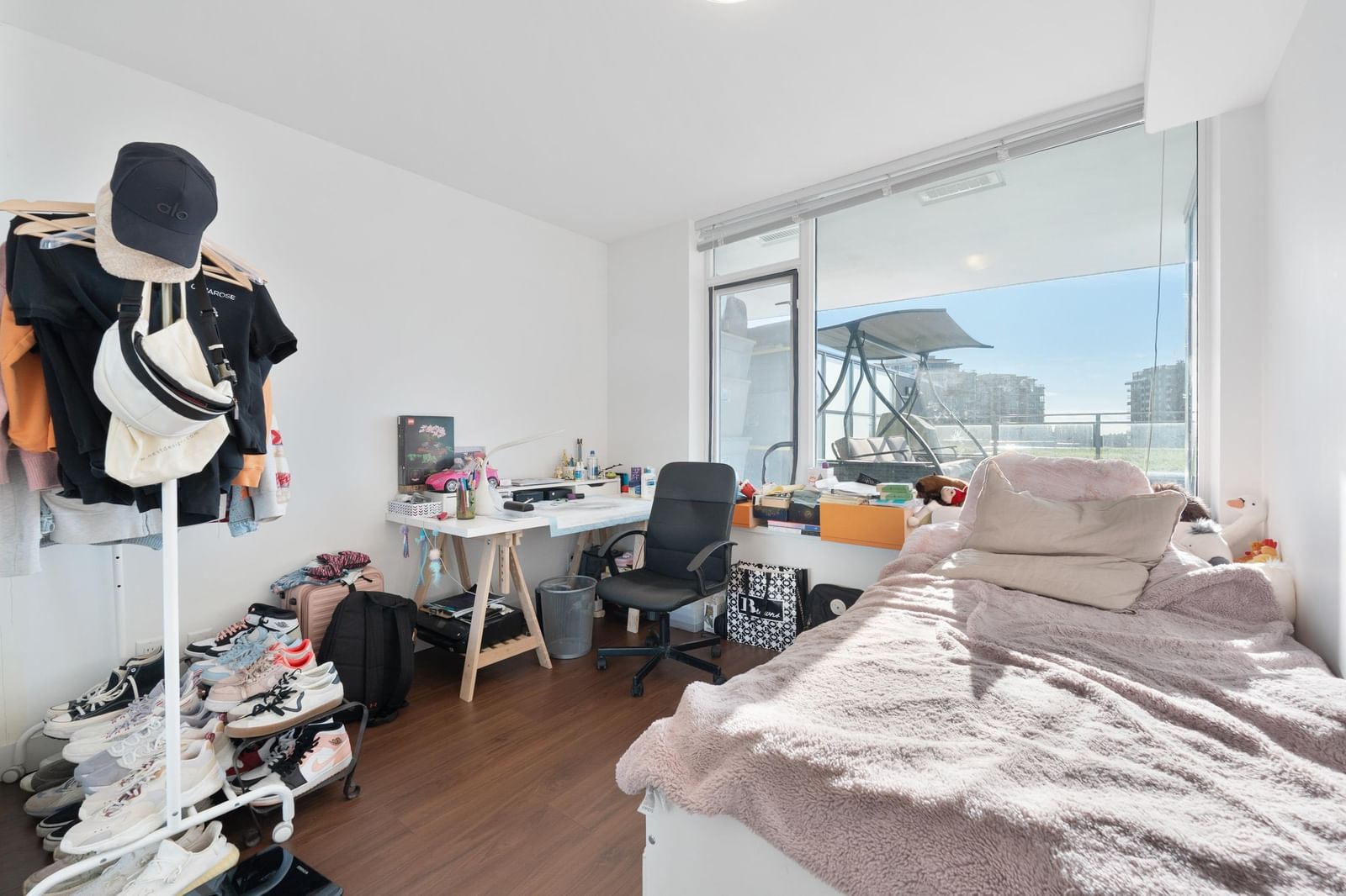 Listing Image 11