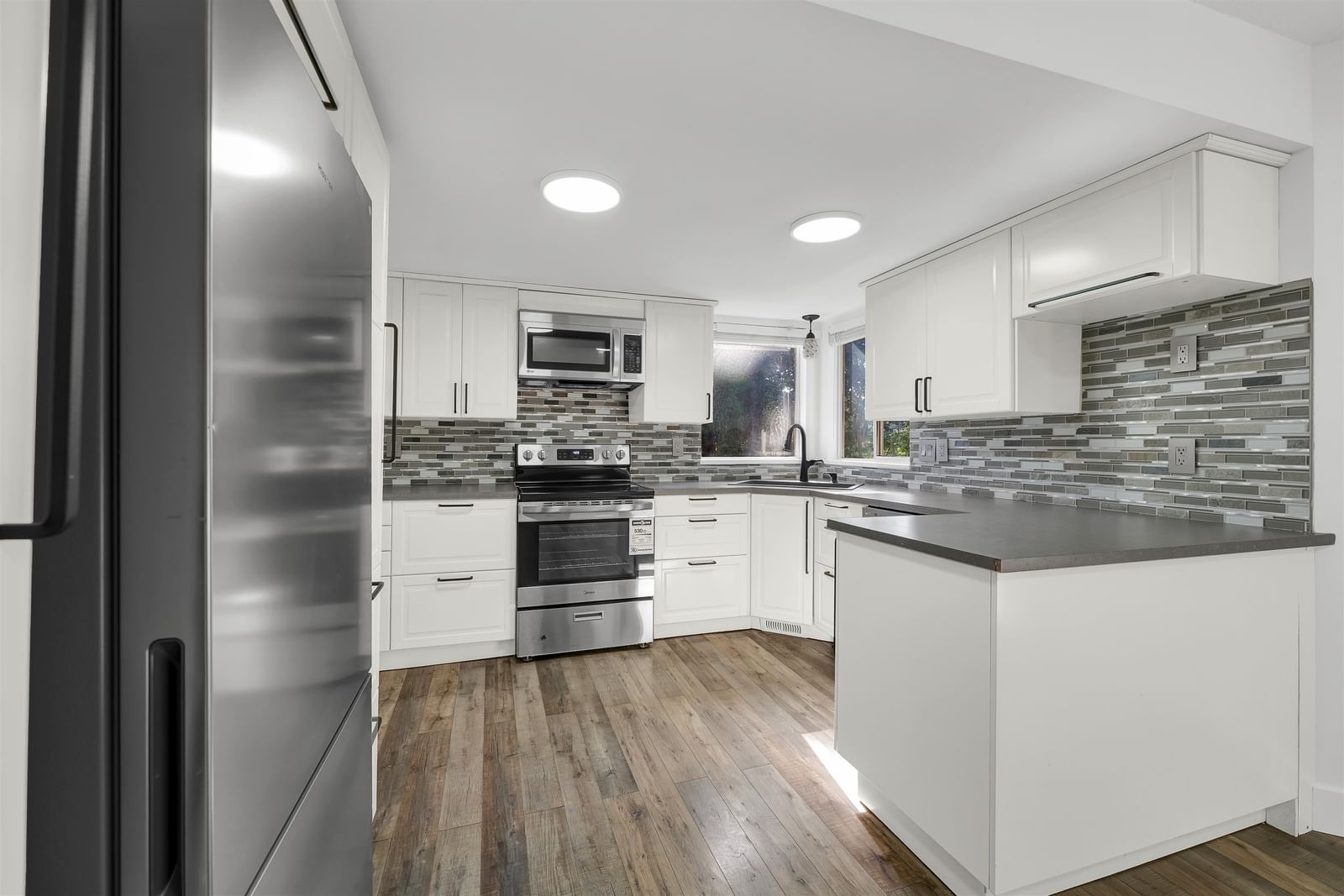Listing Image 11