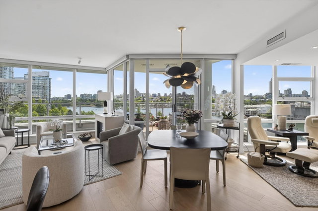 801 - 633 Kinghorne Mews