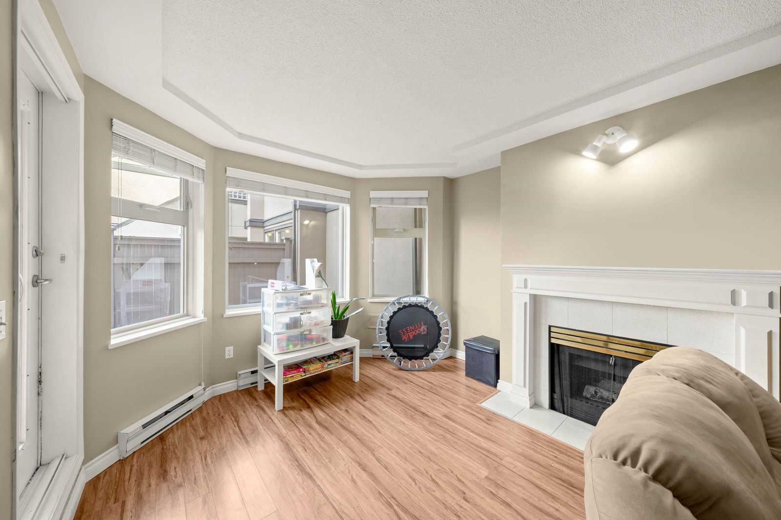 Listing Image 5