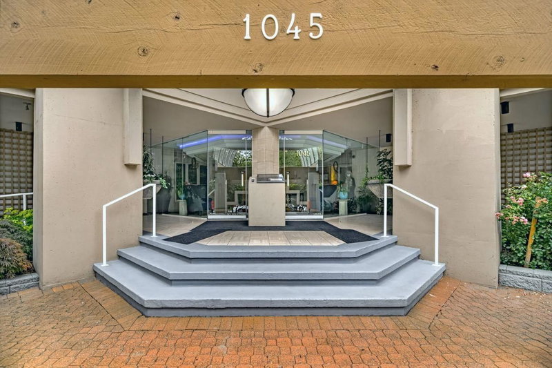 1606 - 1045 Quayside Drive