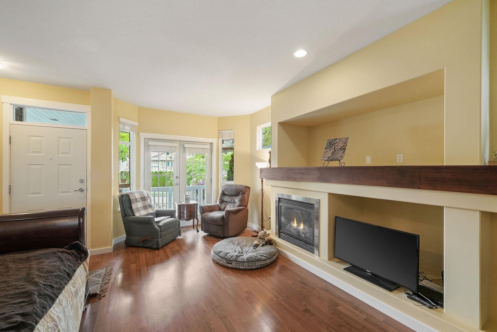 Listing Image 4