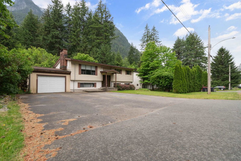 260 Robertson Crescent