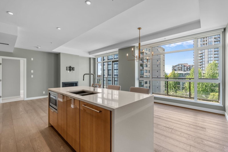 411 - 105 2nd Street W