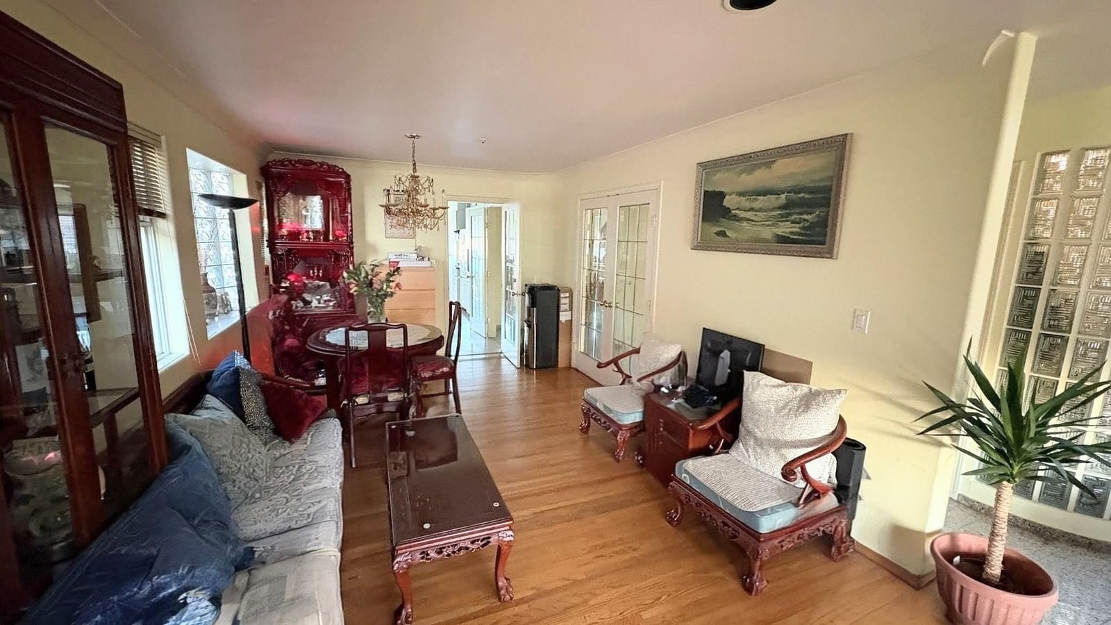 Listing Image 4