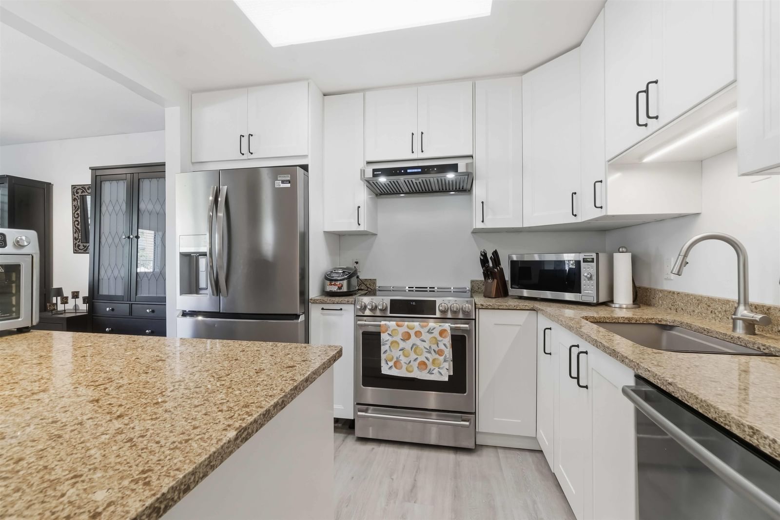 Listing Image 11