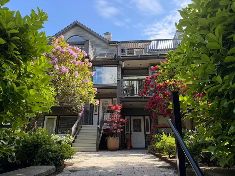 1868 15th Avenue W