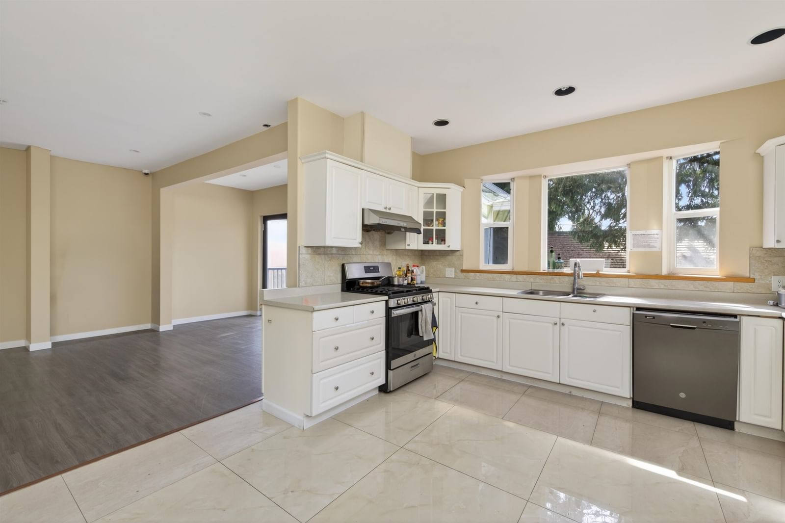 Listing Image 8