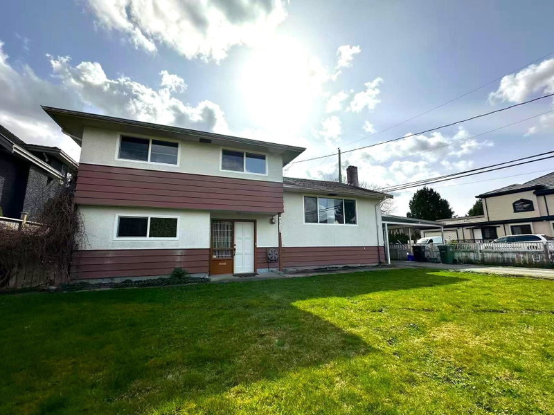 9511 Pinewell Crescent