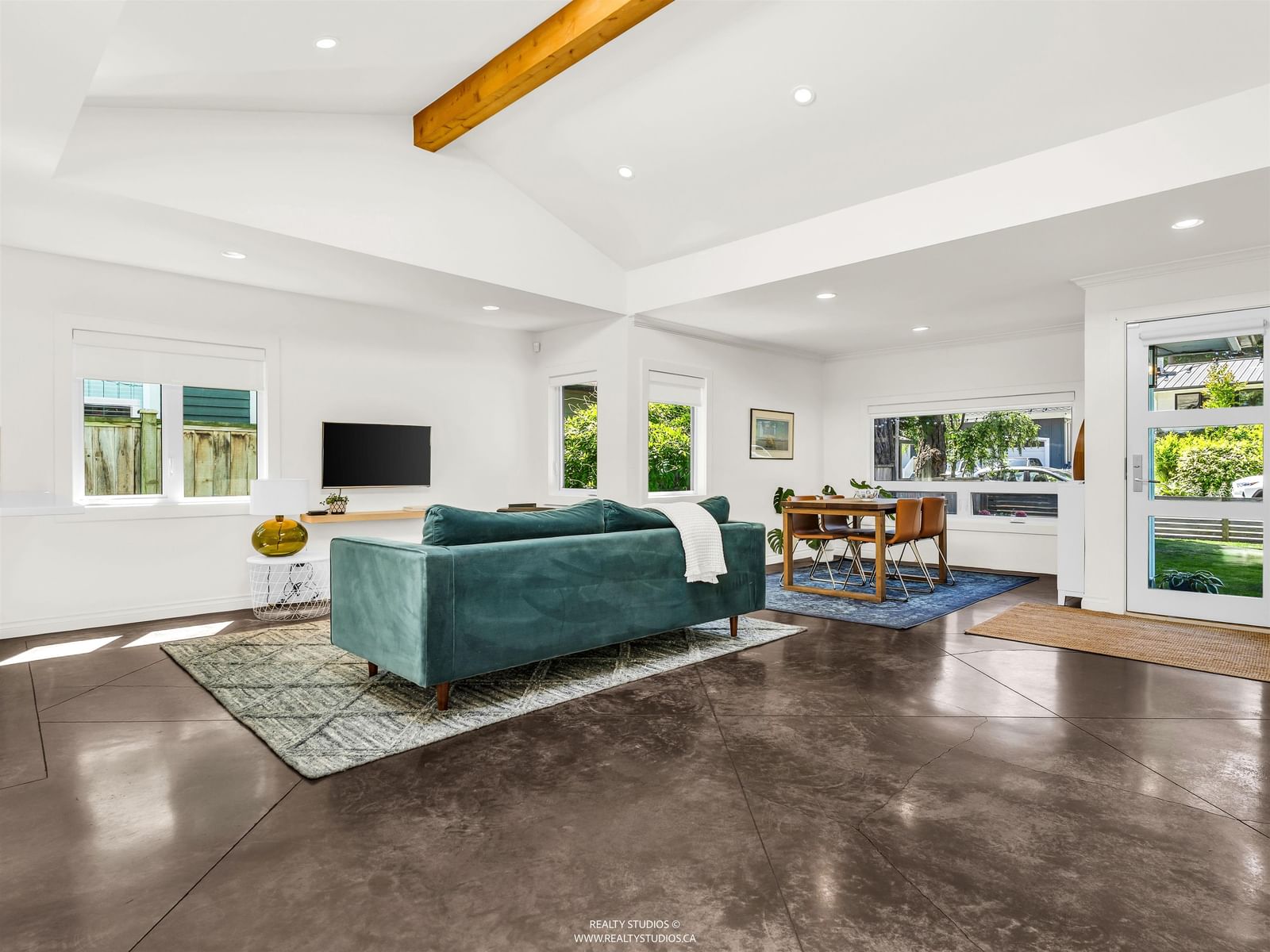 Listing Image 4