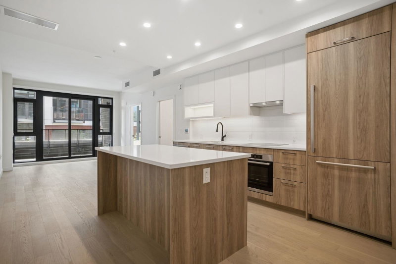204 - 8398 Oak Street