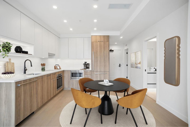208 - 8398 Oak Street