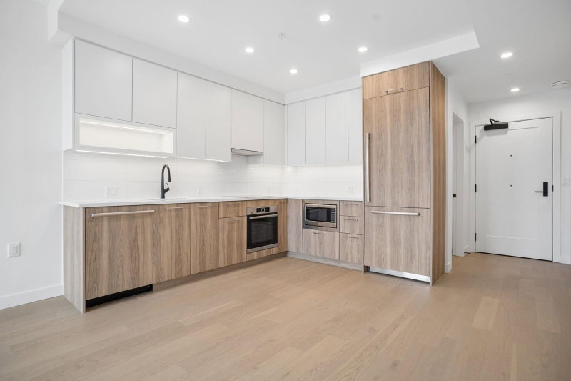 208 - 8398 Oak Street