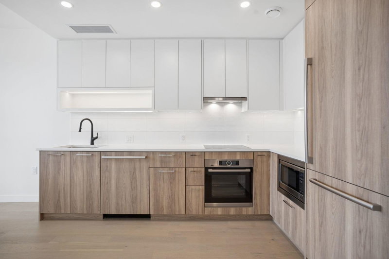 202 - 8398 Oak Street