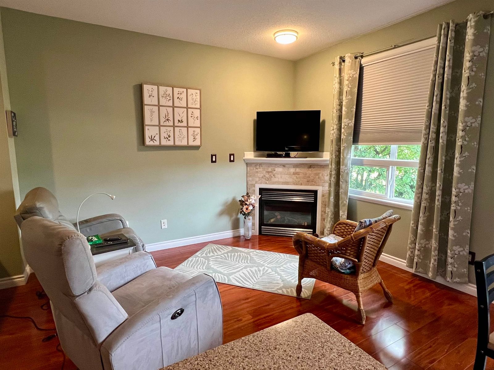 Listing Image 11