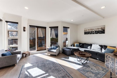 9 - 215 4th Street E