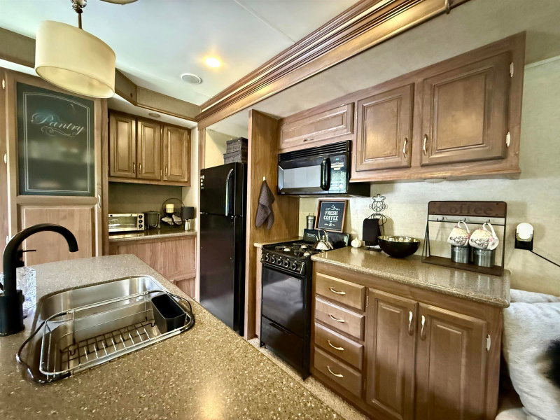16 - 1650 Columbia Valley Road