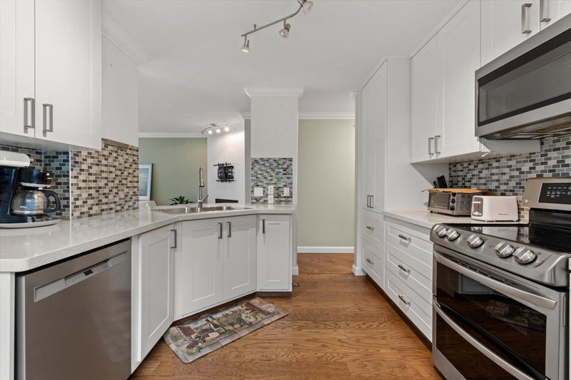303 - 45765 Spadina Avenue