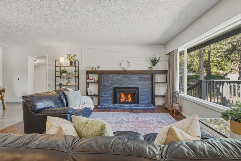 3106 Tyrol Crescent