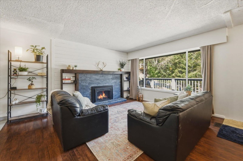 3106 Tyrol Crescent