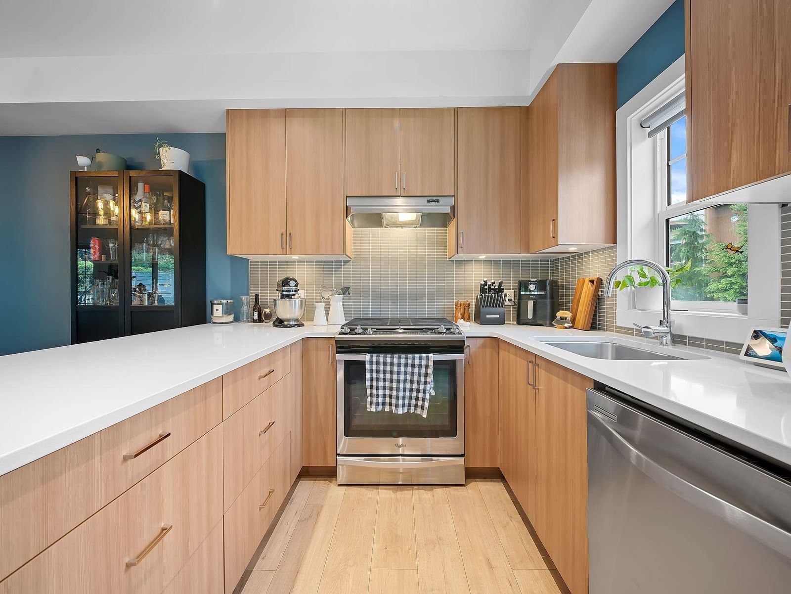 Listing Image 10
