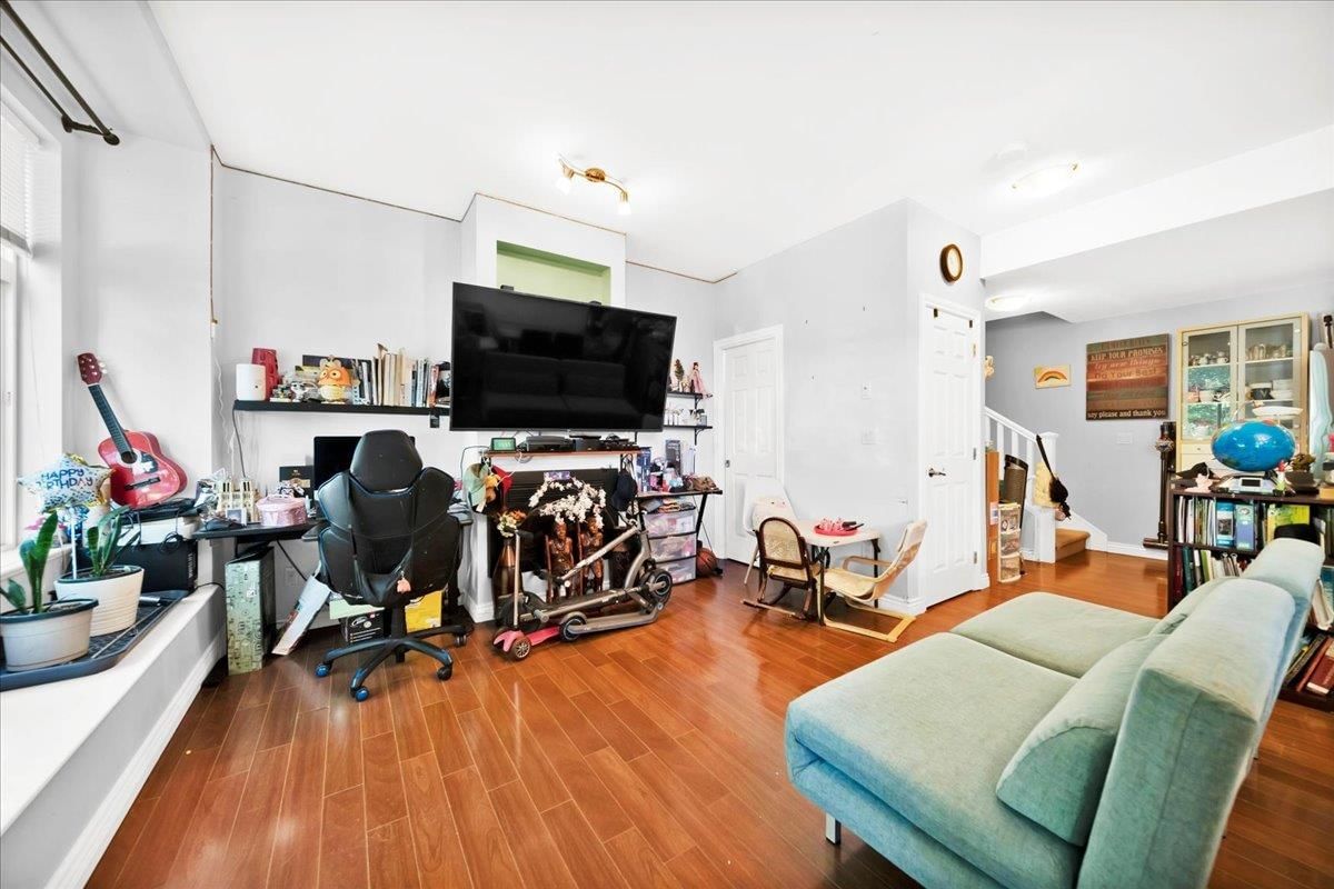 Listing Image 6