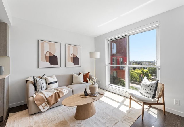 562 - 955 Hastings Street E