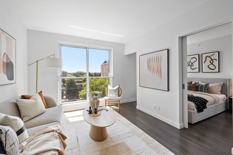562 - 955 Hastings Street E