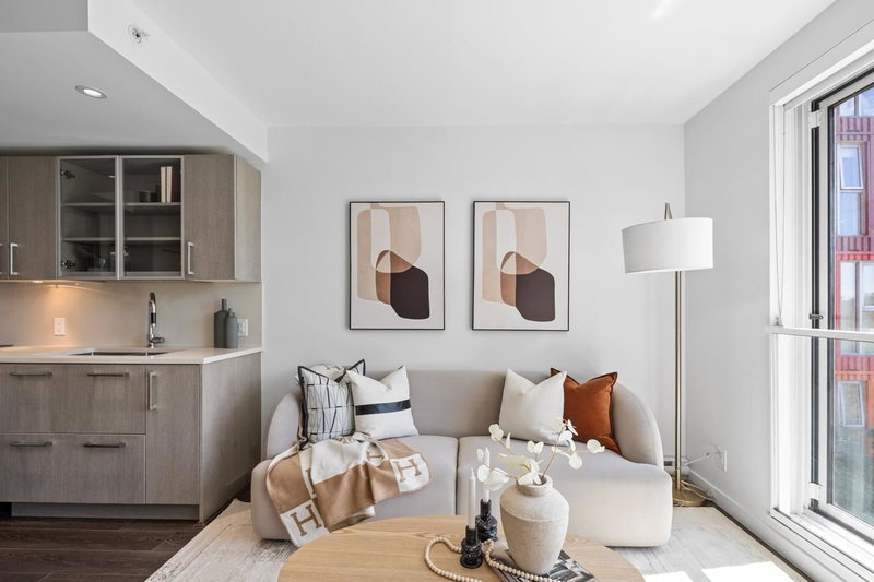 562 - 955 Hastings Street E