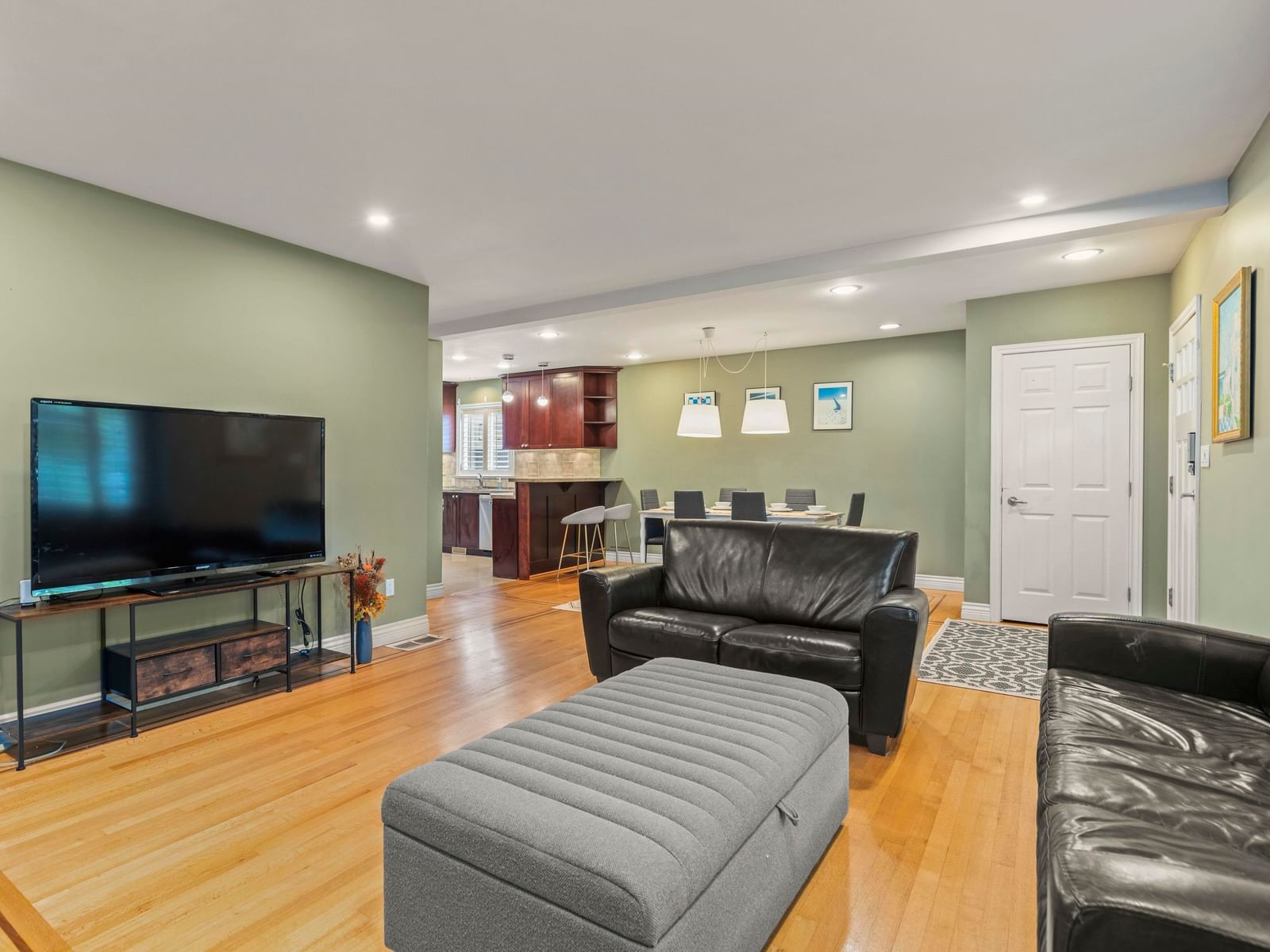 Listing Image 8