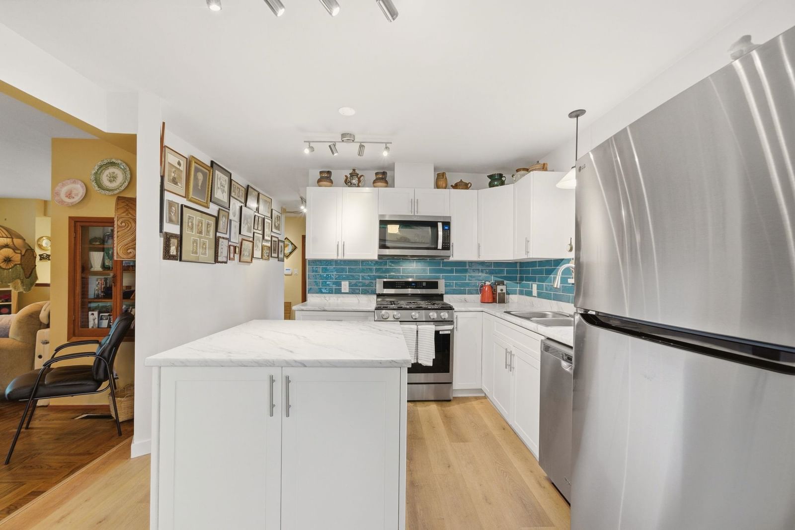 Listing Image 10